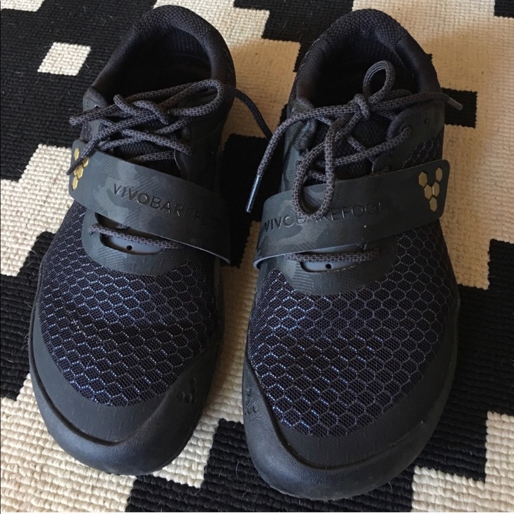 Vivo barefoot motus sport shoe in a women’s 7.